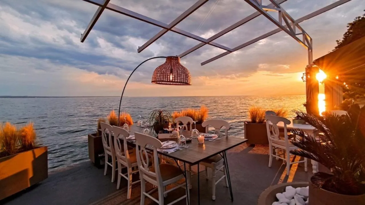 Sea View Across The Golden Bay Beach, Cosy Sunny, Spacious Apartment In Aretsou Kalamaria Thessaloniki